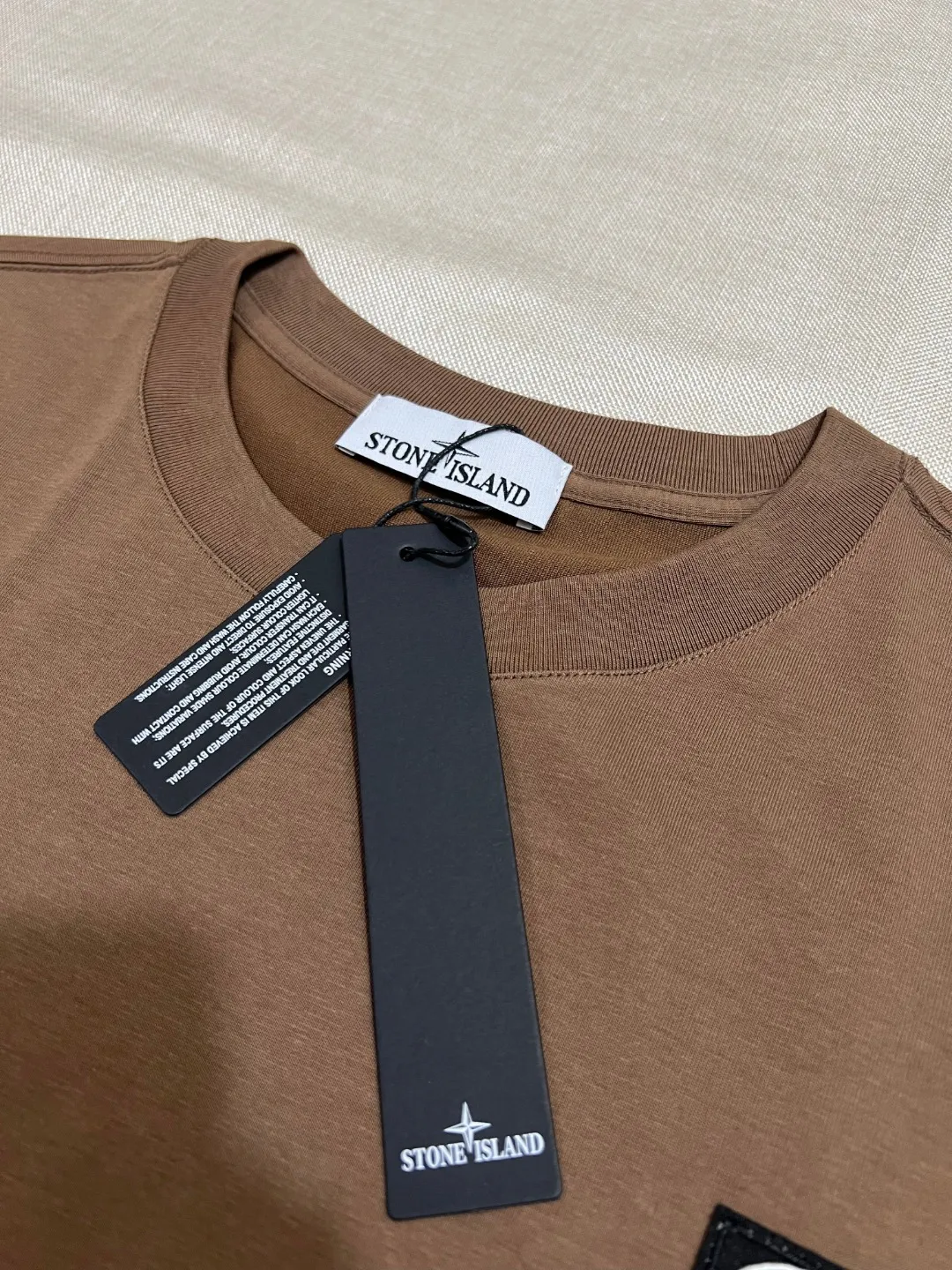 P140 STONE ISLAND top version, differentiated currency, 2025ss official website synchronization, embroidered small label LOGO short-sleeved T-shirt, 64 counts, high density 240g double yarn pure cotton, imported machine embroidered small label, embroidered letters are clean and neat, supports NFC scanning code to enter GW, YB ready-to-wear fabric collar hemming, shoulder bone and tight thread It will not deform after being worn for a long time. It has been washed with high temperature for 4 times. It does not fade, shrink or pill. It is comfortable and stretchable. It is a must-have wardrobe item. Same style for men and women. Five colors: lilac gray, dark gray, white, black, copper brown. Size: XS-L. Maximum L can wear 200 pounds.